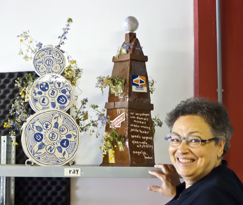 ray met twee tulpenvazen